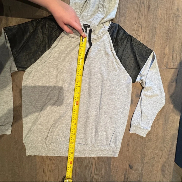 Forever 21 Faux Leather Quilted Shoulder 80s Style Hoodie Grey Black Women's L - Picture 3 of 10